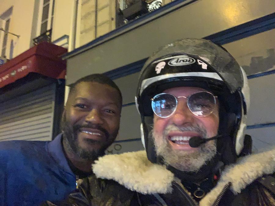 Roddy et un client après une course de nuit à Paris