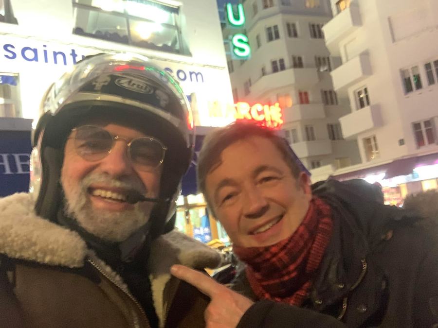 Roddy et un client devant les enseignes de Paris