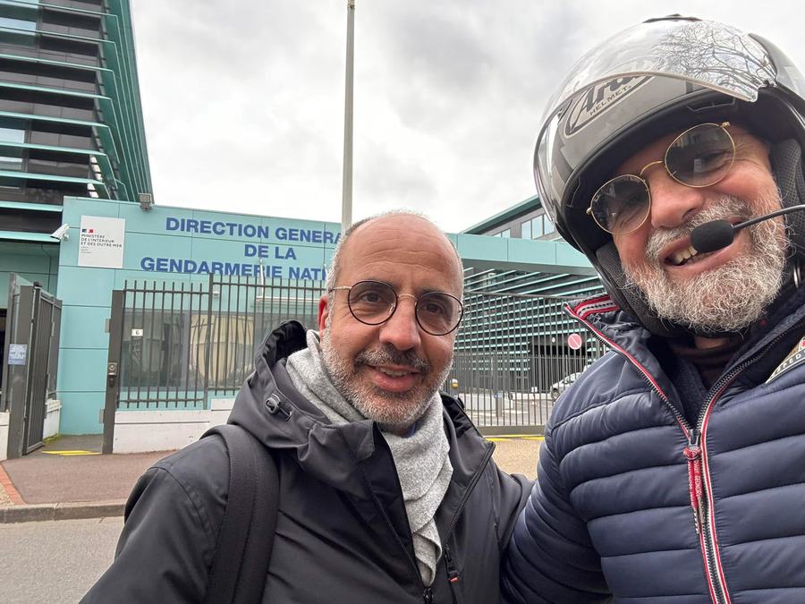 Roddy et un voyageur devant l'aéroport