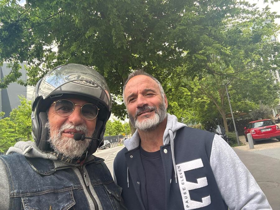 Roddy et un client après une dépose à Paris