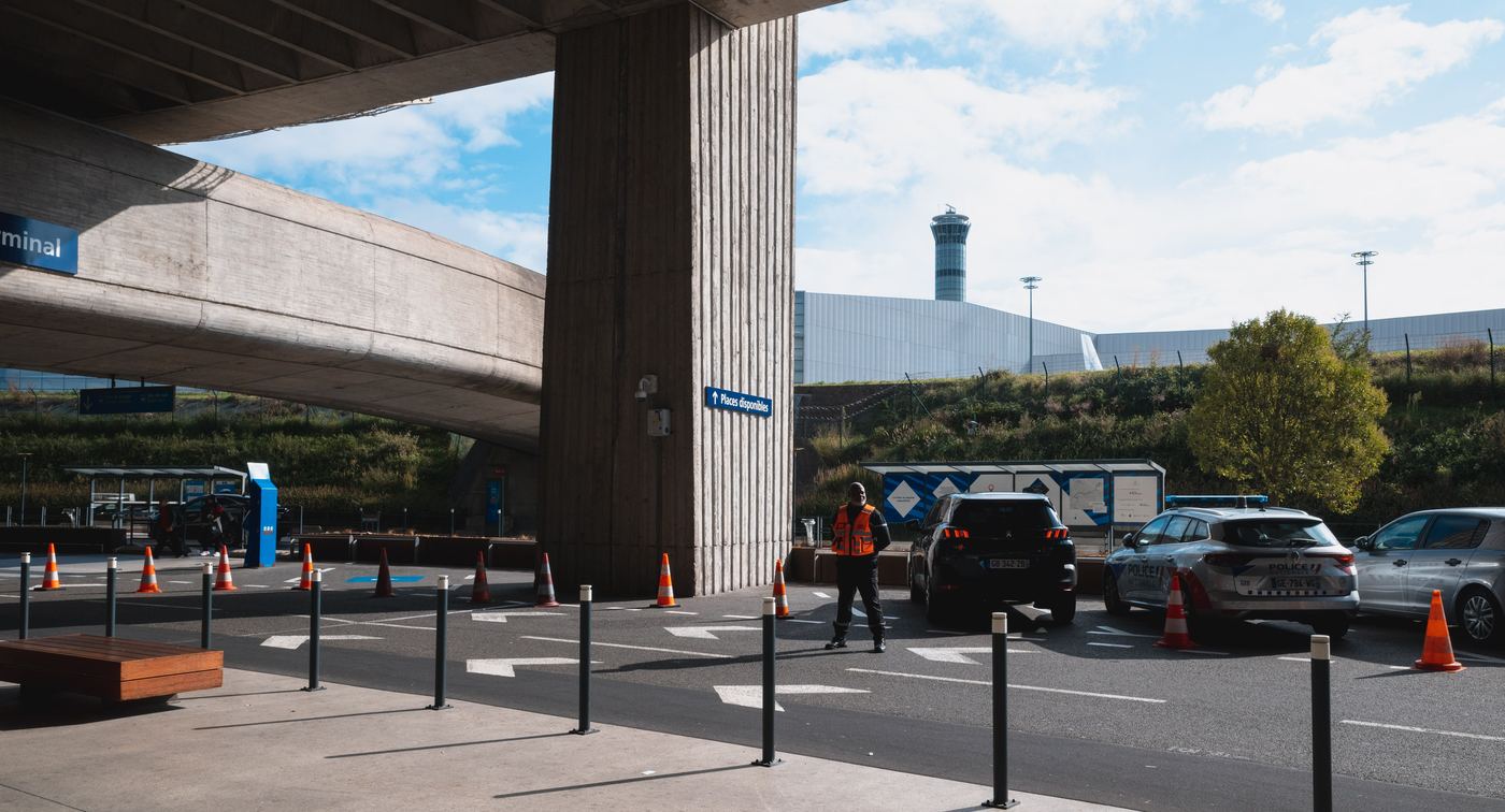 Dépose devant le terminal de l'aéroport Roissy-Charles-de-Gaulle