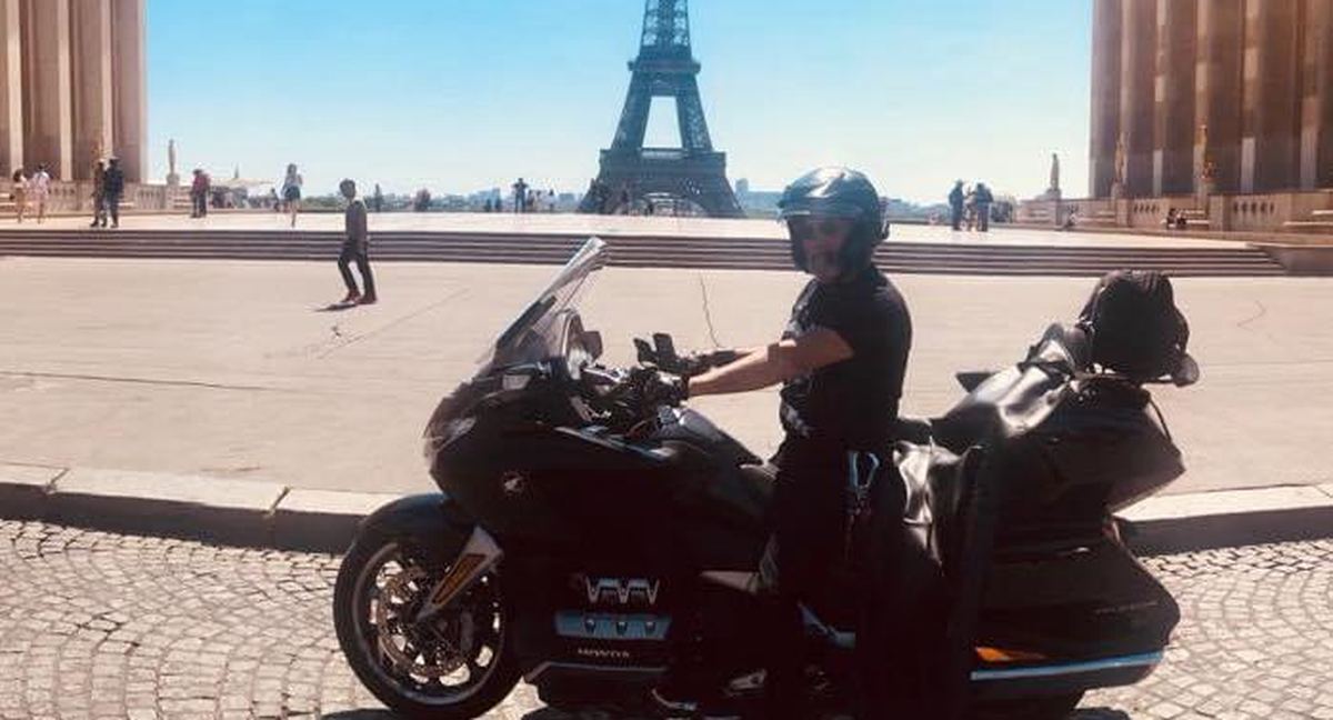 La moto Motomonite devant la Tour Eiffel au Trocadéro