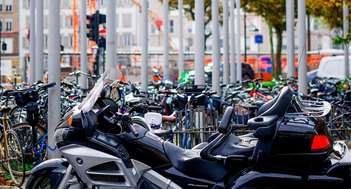 Moto Gold Wing stationnée sur le parvis d'une gare