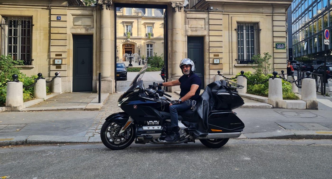 Le chauffeur Motomonite et sa Honda Gold Wing devant un hôtel parisien